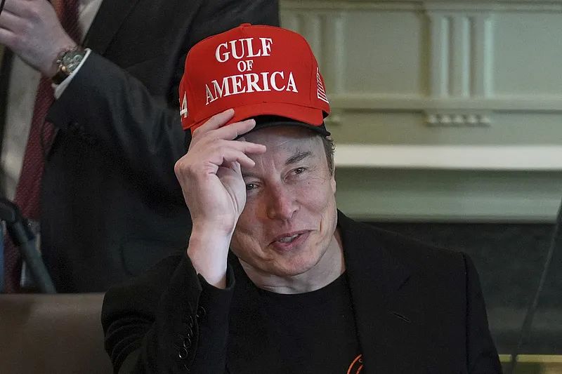 白宫人事动荡，马斯克戴两顶帽子告别 image 0